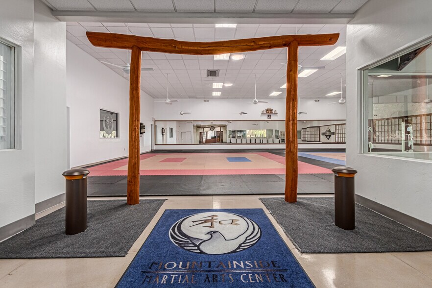 More Photos Of 3173 E Chandler Blvd, Phoenix Freestanding For Sale