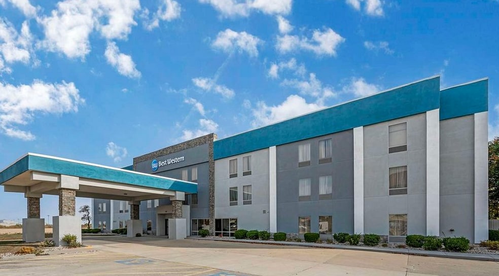 Primary Photo Of 1416 Broadway Ave E, Mattoon Hotel For Sale