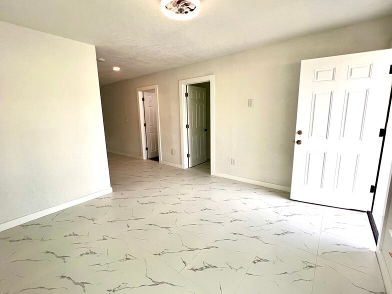More Photos Of 2578 Jackson St, Fort Myers Apartments For Sale