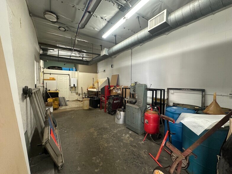 More Photos Of 400-402 W Chevy Chase Dr, Glendale Manufacturing For Lease