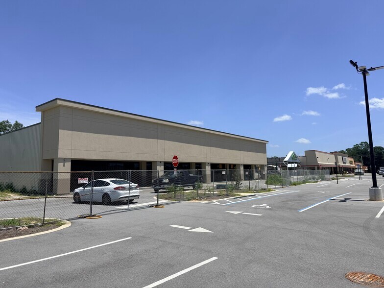 Primary Photo Of 352 W James Lee Blvd, Crestview General Retail For Lease