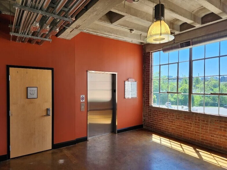 More Photos Of 1307 W Morehead St, Charlotte Office For Sale