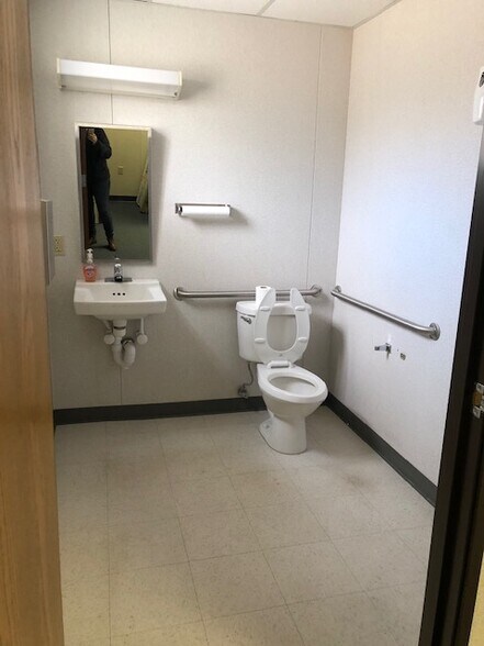 More Photos Of 1036-1062 Corporate Ln, Export Storefront Retail Office For Lease