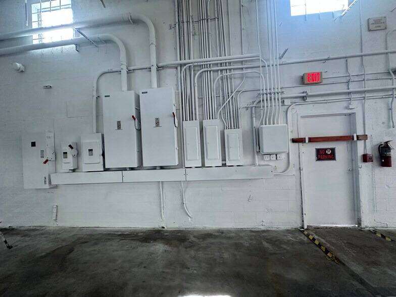 More Photos Of 1675 W 31st Pl, Hialeah Manufacturing For Lease