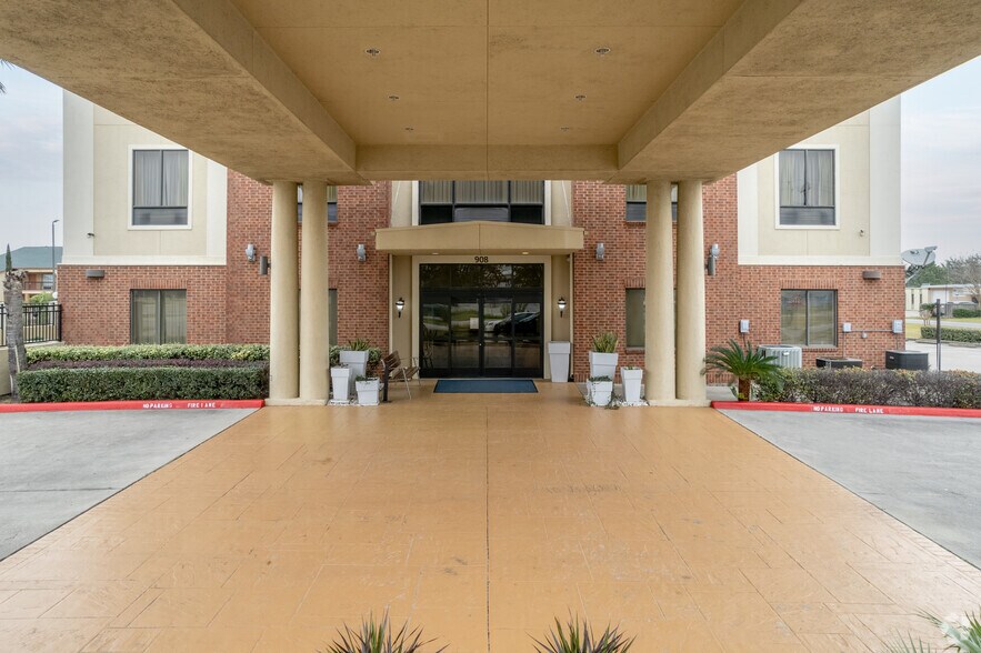 More Photos Of 908 W G St, La Porte Hotel For Sale