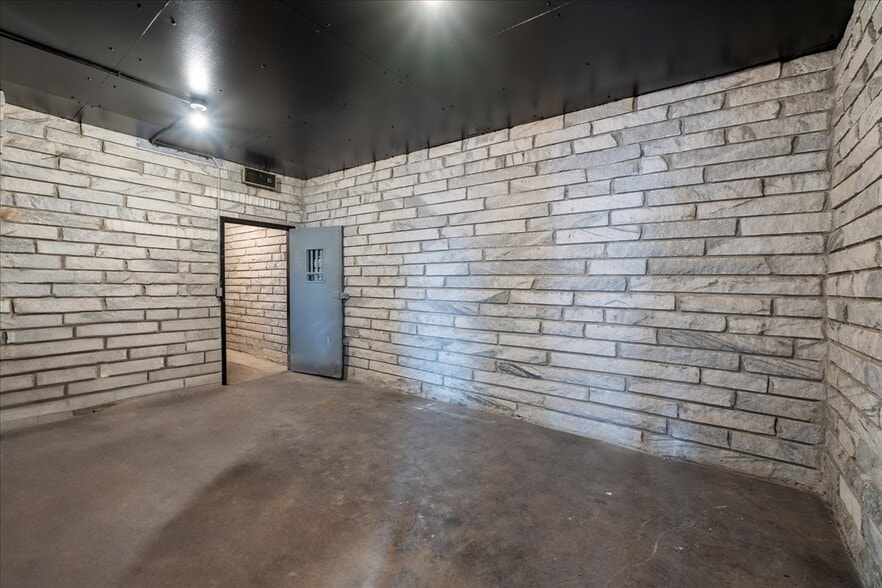 More Photos Of 30 Wall St, Jasper Auto Repair For Lease