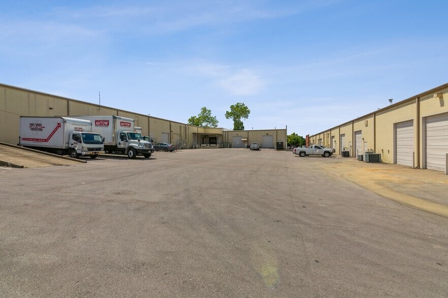 More Photos Of 830 Fesslers Pky, Nashville Light Distribution For Lease