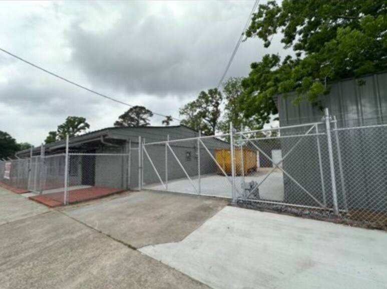 More Photos Of 7001 Weaver Rd, Houston Manufacturing For Sale