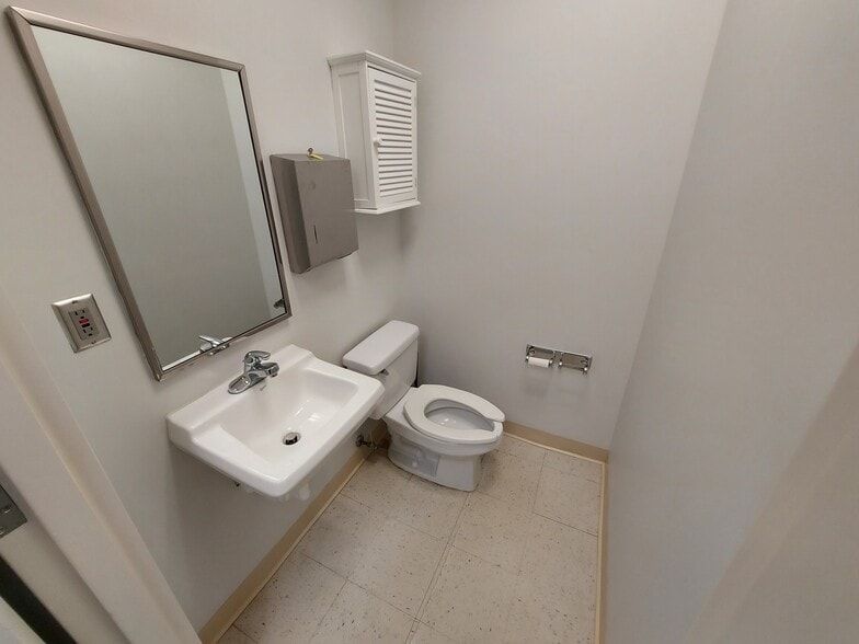 More Photos Of 5015 Southpark Dr, Durham Medical For Lease