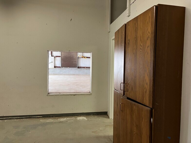 More Photos Of 1416 Twin Oaks St, Wichita Falls Warehouse For Lease