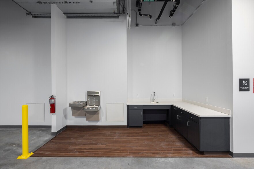 More Photos Of 4229 N FM 620 Hwy, Austin Showroom For Sale