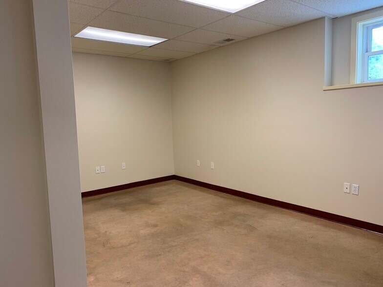More Photos Of 43 North Rd, Deerfield Office Residential For Lease