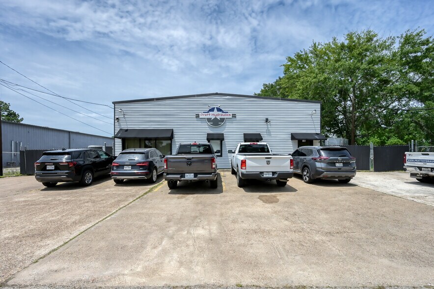 Primary Photo Of 508 Bryant Rd, Conroe Manufacturing For Sale