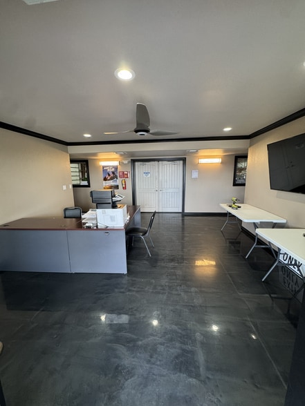 More Photos Of 12104 US-59, Victoria Industrial For Lease