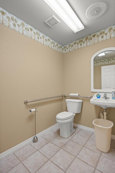 More Photos Of 1211 SW 17th St, Ocala Freestanding For Lease