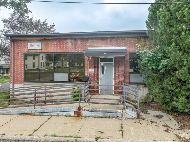 More Photos Of 947 E Clinton St, Freeport Warehouse For Sale