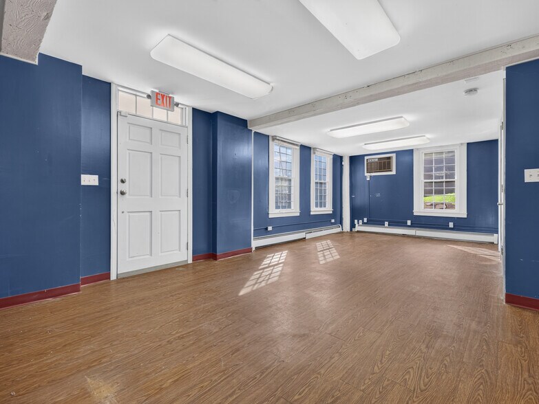 More Photos Of 1721 Saybrook Rd, Haddam Veterinarian Kennel For Sale