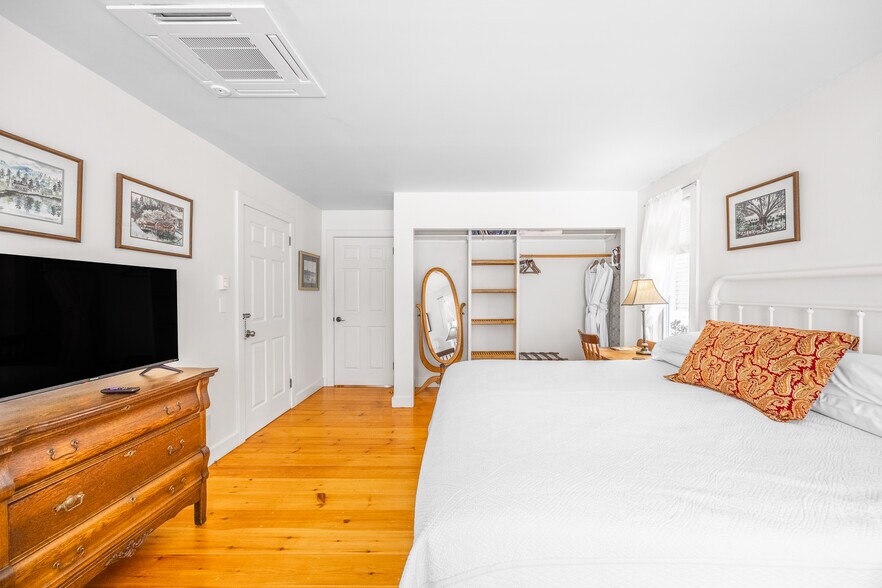 More Photos Of 40 Union St, Blue Hill Hospitality For Sale