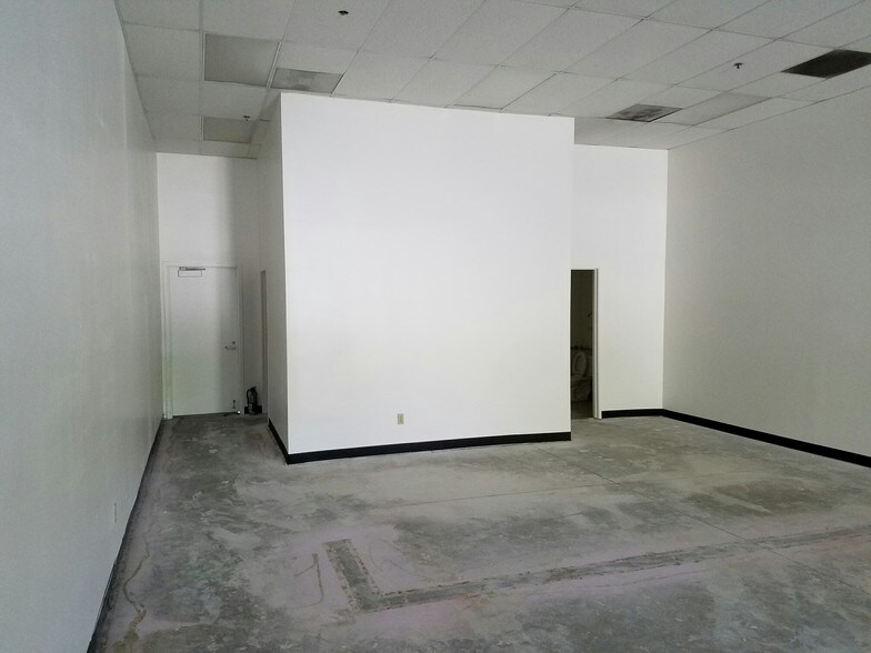 More Photos Of 72817 Dinah Shore Dr, Rancho Mirage Freestanding For Lease