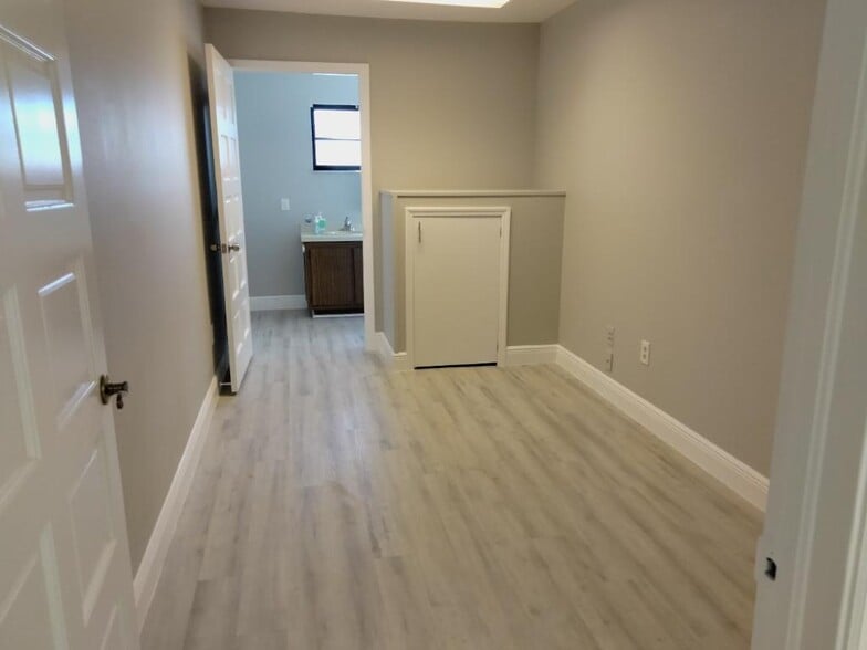 More Photos Of 2540 Winkler Ave, Fort Myers Office For Lease
