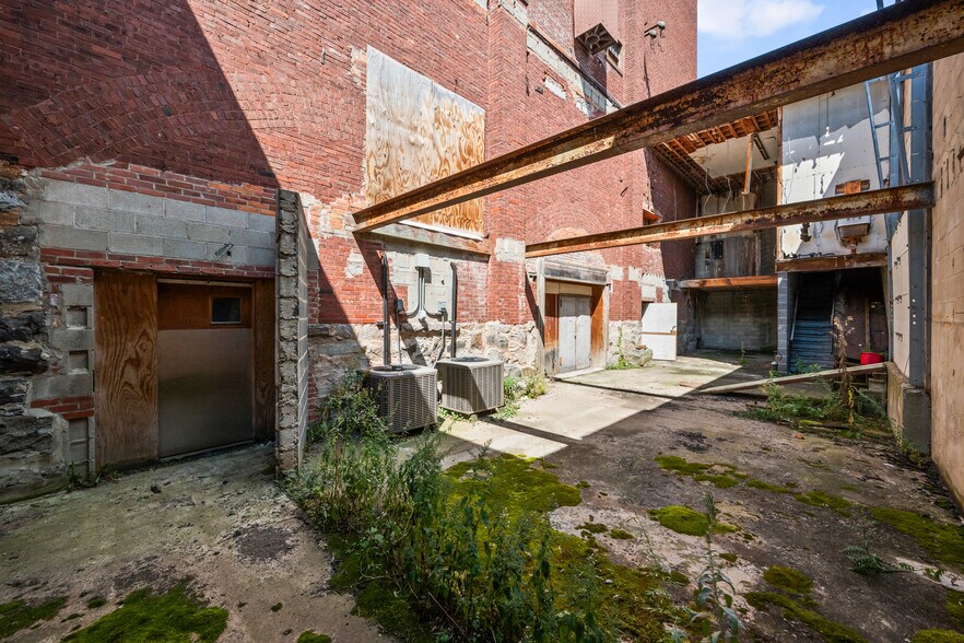 More Photos Of 198-204 Main st, Berlin Specialty For Sale