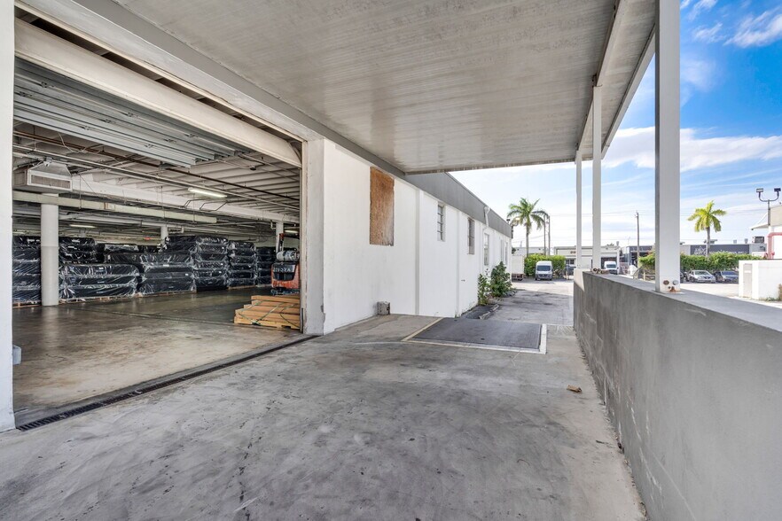 More Photos Of 3925 E 10th Ct, Hialeah Warehouse For Lease