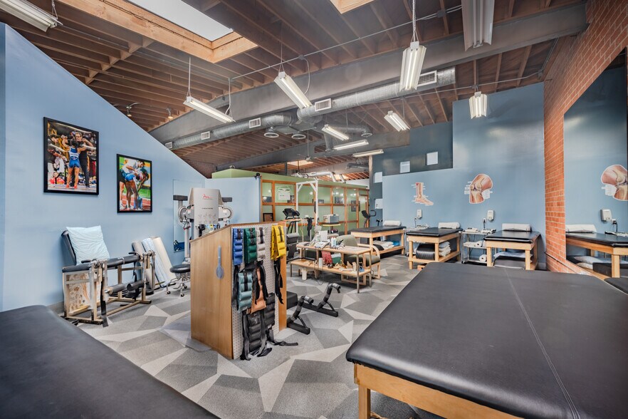 More Photos Of 427 Wilshire Blvd, Santa Monica Storefront For Sale