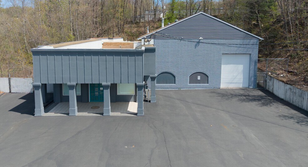 More Photos Of 2391 S Main St, Waterbury Showroom For Sale