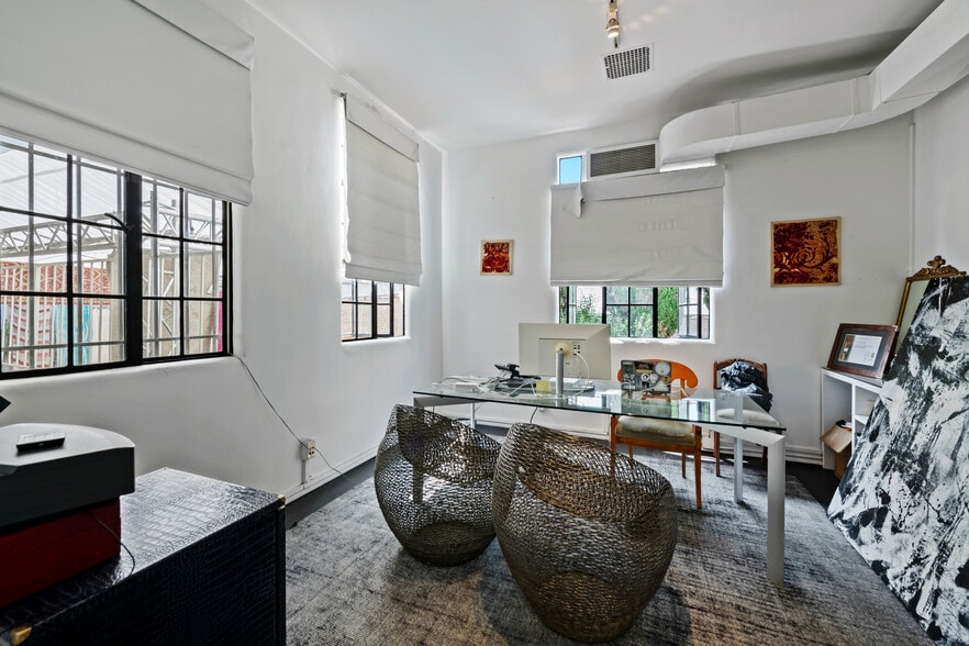 More Photos Of 666 N Robertson Blvd, West Hollywood Office For Lease