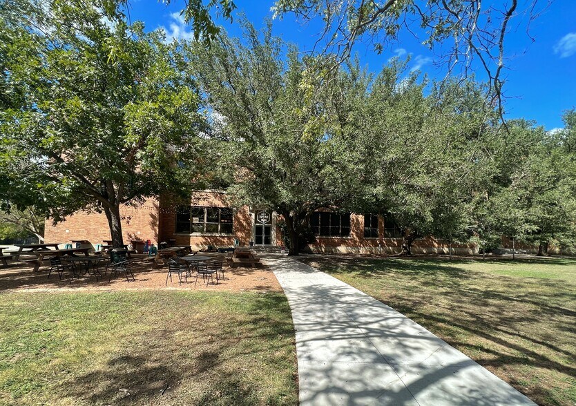 More Photos Of 410 W 7th St, Taylor Research And Development For Lease