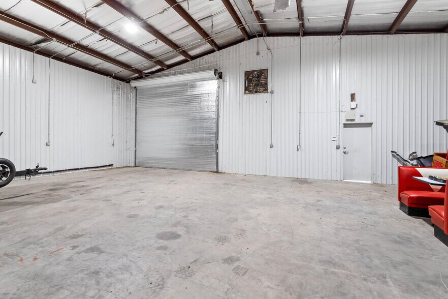 More Photos Of 3144 Texas Ave, Bridge City Warehouse For Lease