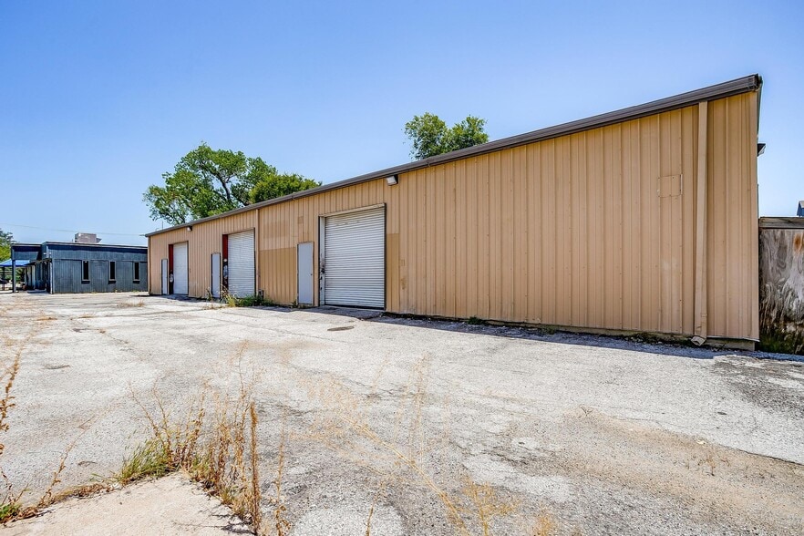 More Photos Of 117 Roberts Cut Off Rd, Fort Worth Warehouse For Sale