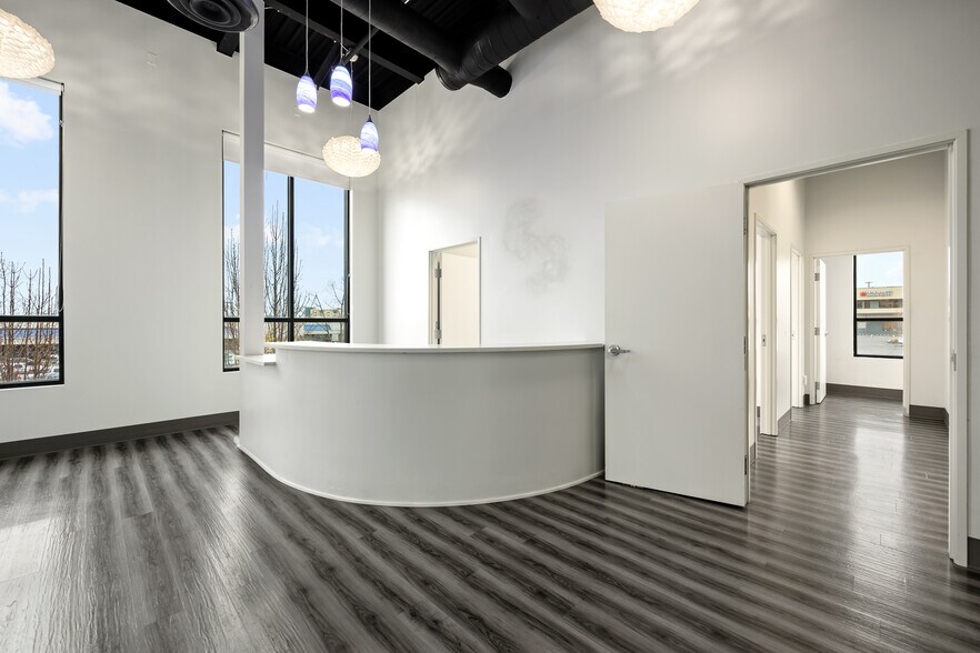 More Photos Of 924 N Columbia Center Blvd, Kennewick Storefront Retail Office For Lease