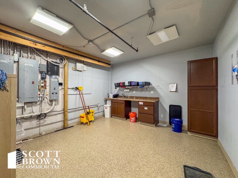 More Photos Of 1512 I-35 W, Denton Unknown For Lease