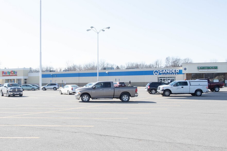 More Photos Of 4025-4141 24th Ave, Fort Gratiot Freestanding For Lease