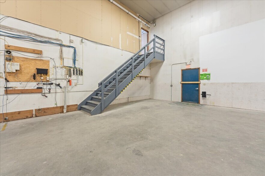 More Photos Of 3408 International St, Fairbanks Warehouse For Lease