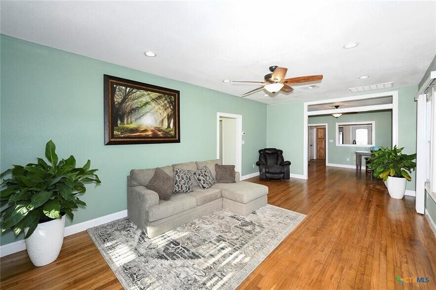 More Photos Of 1440 Business 35 Ave, New Braunfels Office For Sale