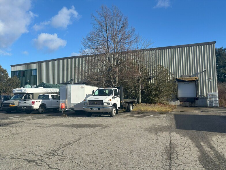 More Photos Of 3 Karen Dr, Westbrook Warehouse For Lease