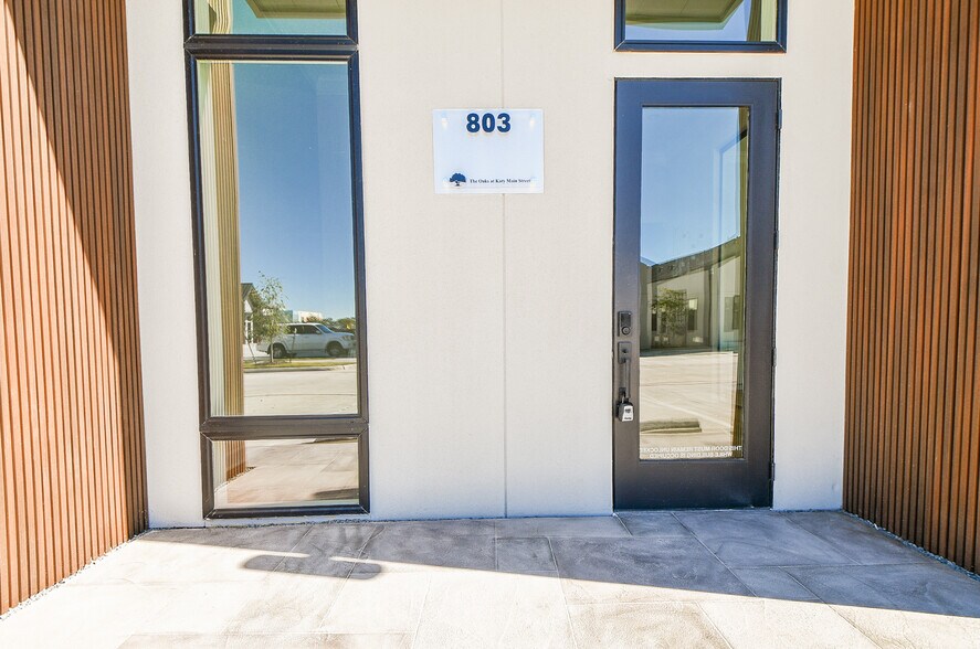 More Photos Of 1325 Main St, Katy Office For Lease