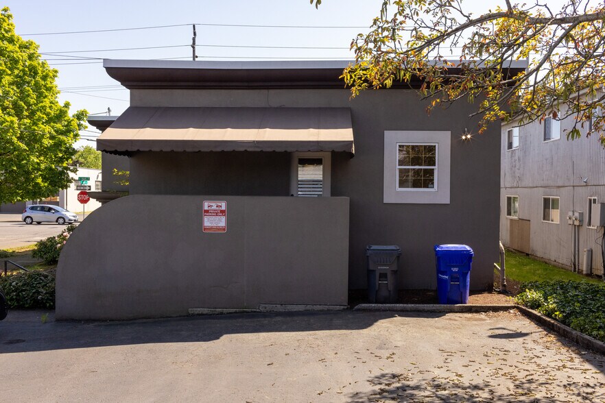 More Photos Of 8333 SE Stark St, Portland Office Residential For Lease