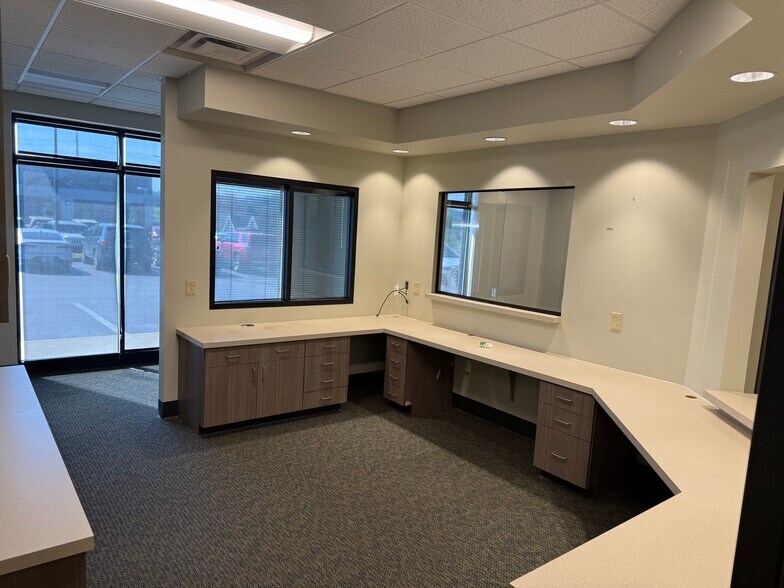 More Photos Of 209 E Emory Rd, Powell Medical For Lease