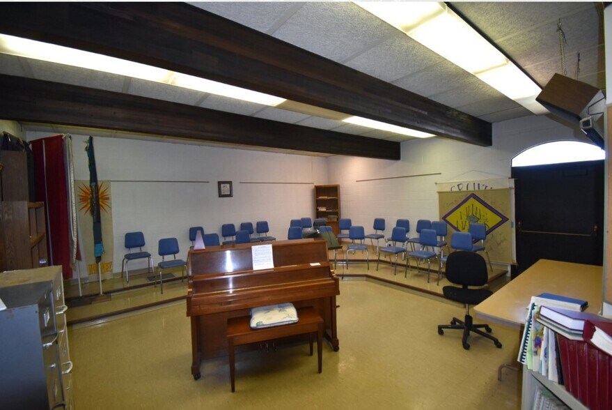 More Photos Of 20300 Middlebelt Rd, Livonia Religious Facility For Lease