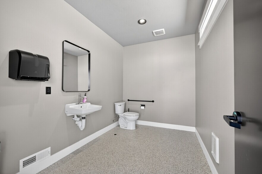 More Photos Of 39 Sunbridge Dr, McCall Self Storage For Sale