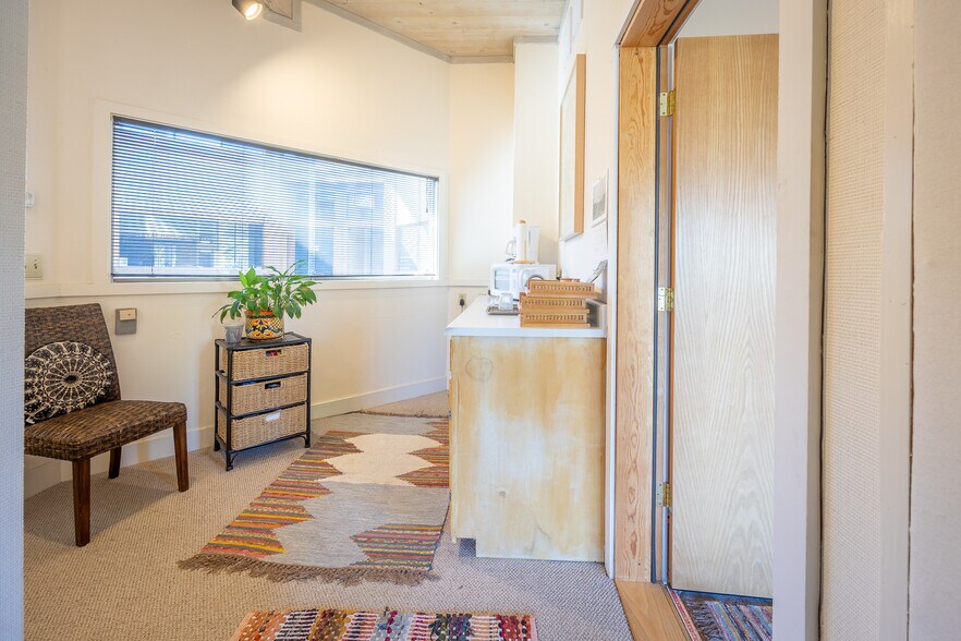 More Photos Of 1036 Sir Francis Drake Blvd, Kentfield Office For Lease