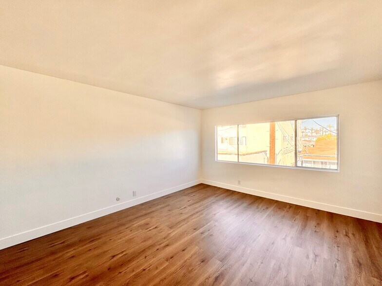 More Photos Of 2718 S Cochran Ave, Los Angeles Apartments For Sale
