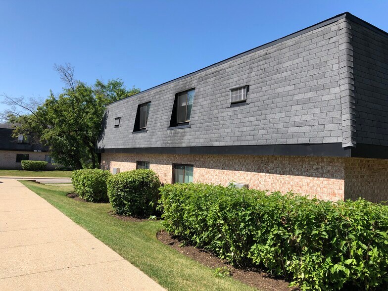 910 Westmoreland Dr, Vernon Hills, IL 60061 Apartments For Sale