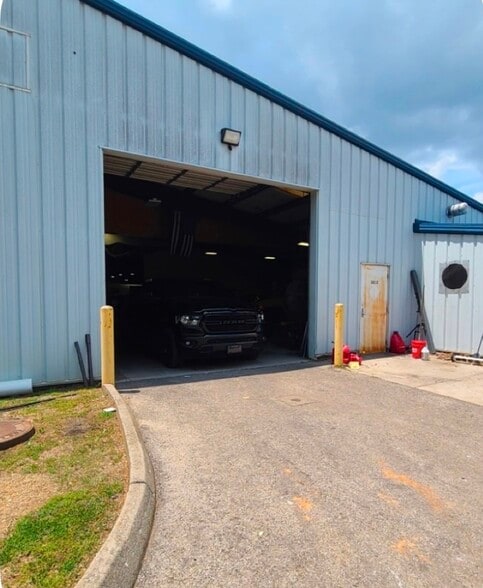 More Photos Of 8812 Kingston Pike, Knoxville Warehouse For Lease