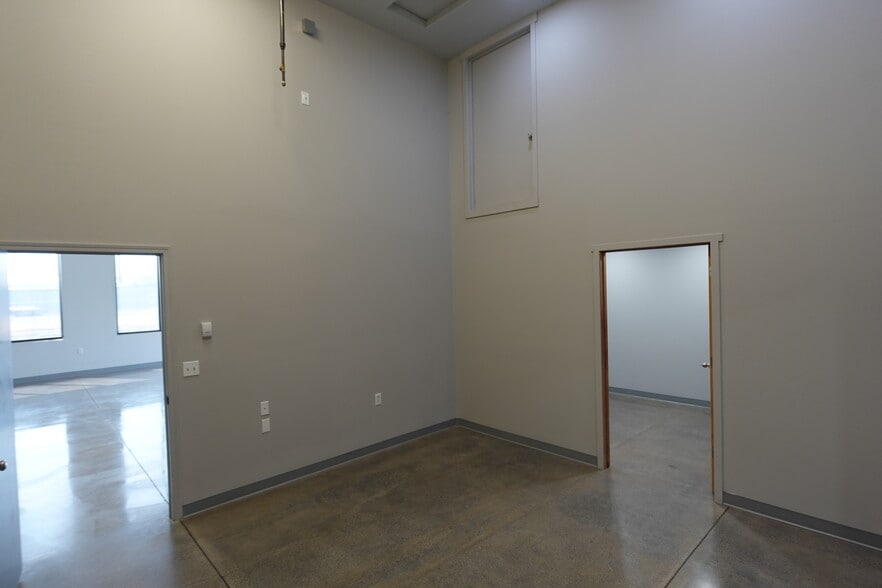 More Photos Of 6010-6012 E Trent Ave, Spokane Showroom For Lease