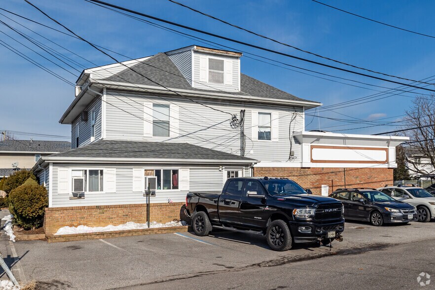 More Photos Of 80-82 Carleton Ave, East Islip Storefront Retail Residential For Lease