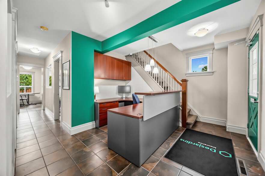 More Photos Of 3569 Cawthra Rd, Mississauga Office For Sale